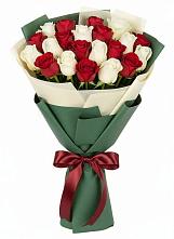 Букет Микс из красных и белых роз в Энгельсе