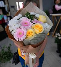 Букет цветов из:  Герберы, Розы и Хризантемы в Энгельсе