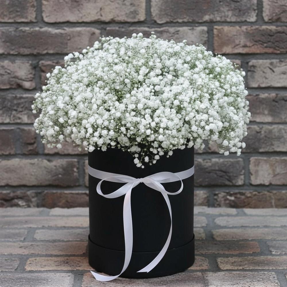 Цветочная композиция из Гипсофила в шляпной коробке в Энгельсе