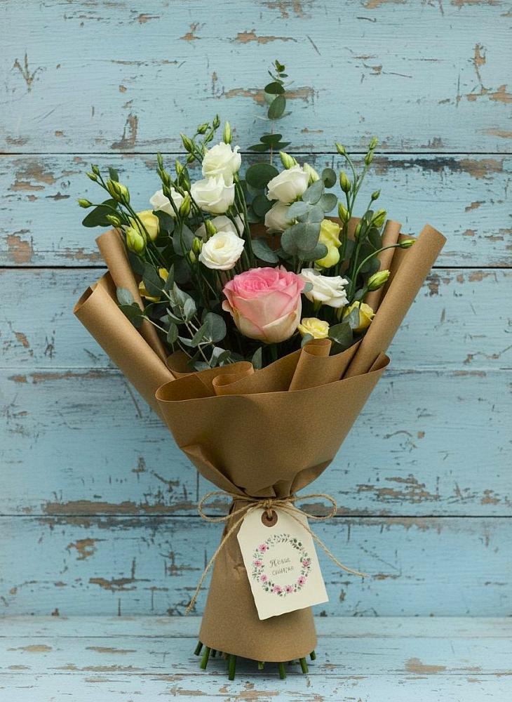 Букет цветов из: Розы и Лизиантусы в Энгельсе