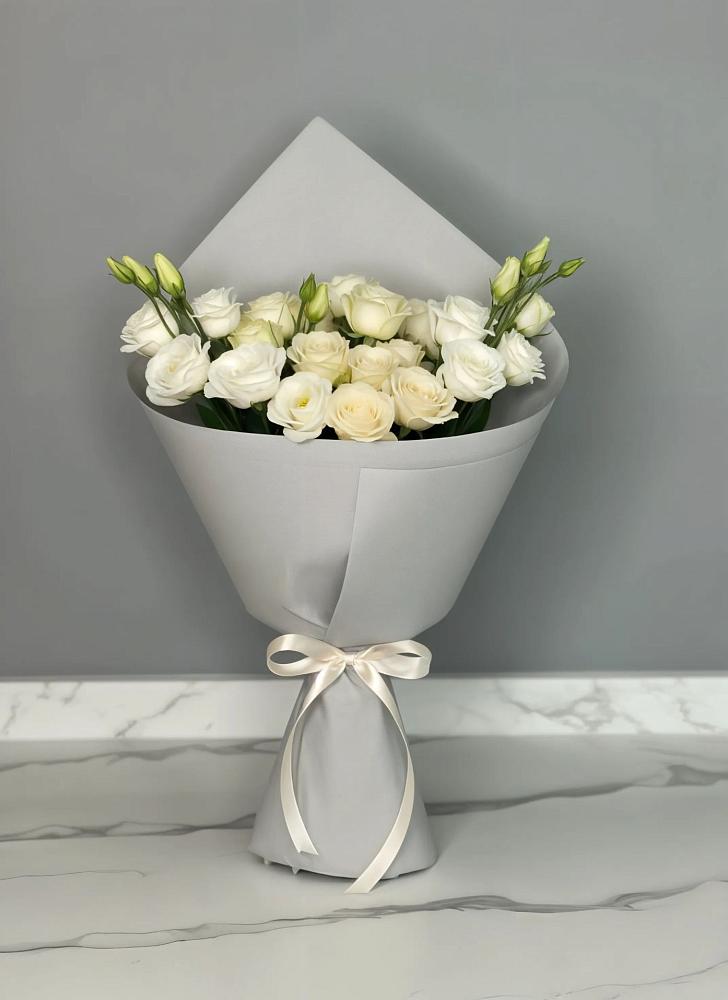 Букет цветов из: Розы и Лизиантусы в Энгельсе