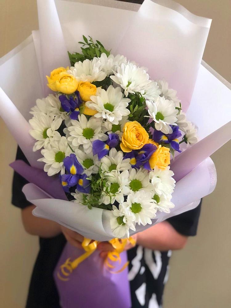 Букет цветов из: Ирисы, Хризантемы и Розы в Энгельсе