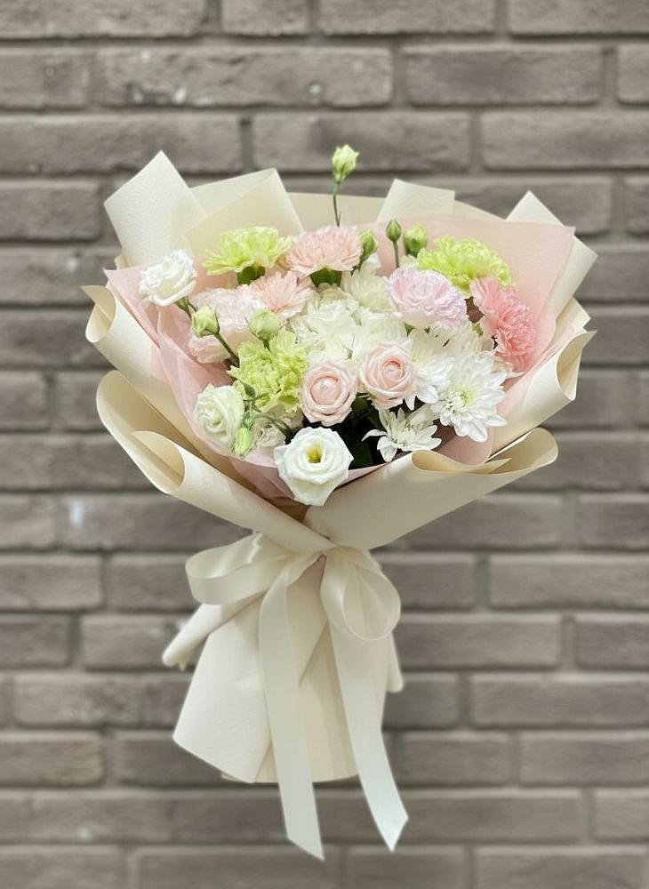 Букет цветов из: Гвоздики, Розы, Лизиантусы и Хризантемы в Энгельсе