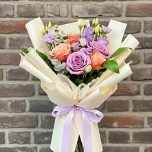 Букет цветов из:  Лизиантусы и Розы в Энгельсе