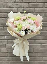 Букет цветов из:  Гвоздики, Розы, Лизиантусы и Хризантемы в Энгельсе