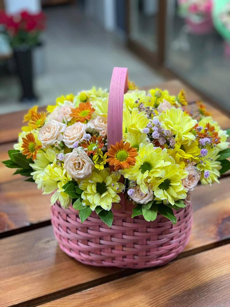Цветочная композиция из Хризантемы и Розы в корзине в Энгельсе