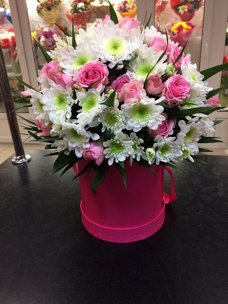 Цветочная композиция из Розы и Хризантемы в шляпной коробке в Энгельсе