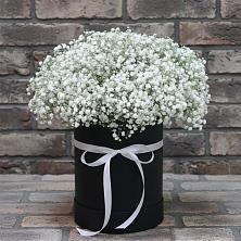 Цветочная композиция из Гипсофила в шляпной коробке в Энгельсе