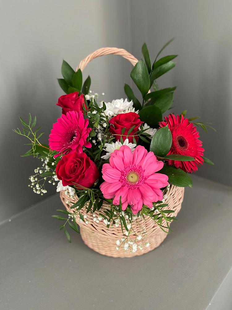 Цветочная композиция из Розы, Хризантемы и Герберы в корзине в Энгельсе
