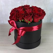 Цветочная композиция из Розы в шляпной коробке в Энгельсе