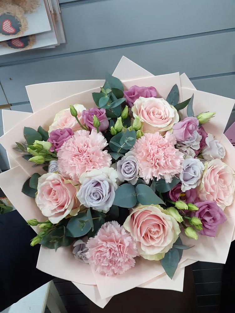 Букет цветов из: Розы, Гвоздики и Лизиантусы в Энгельсе