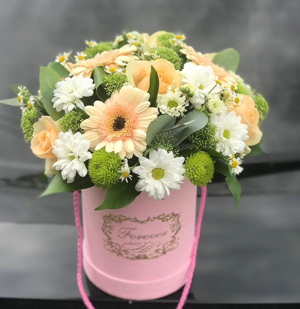 Цветочная композиция из Розы, Герберы и Хризантемы в шляпной коробке в Энгельсе