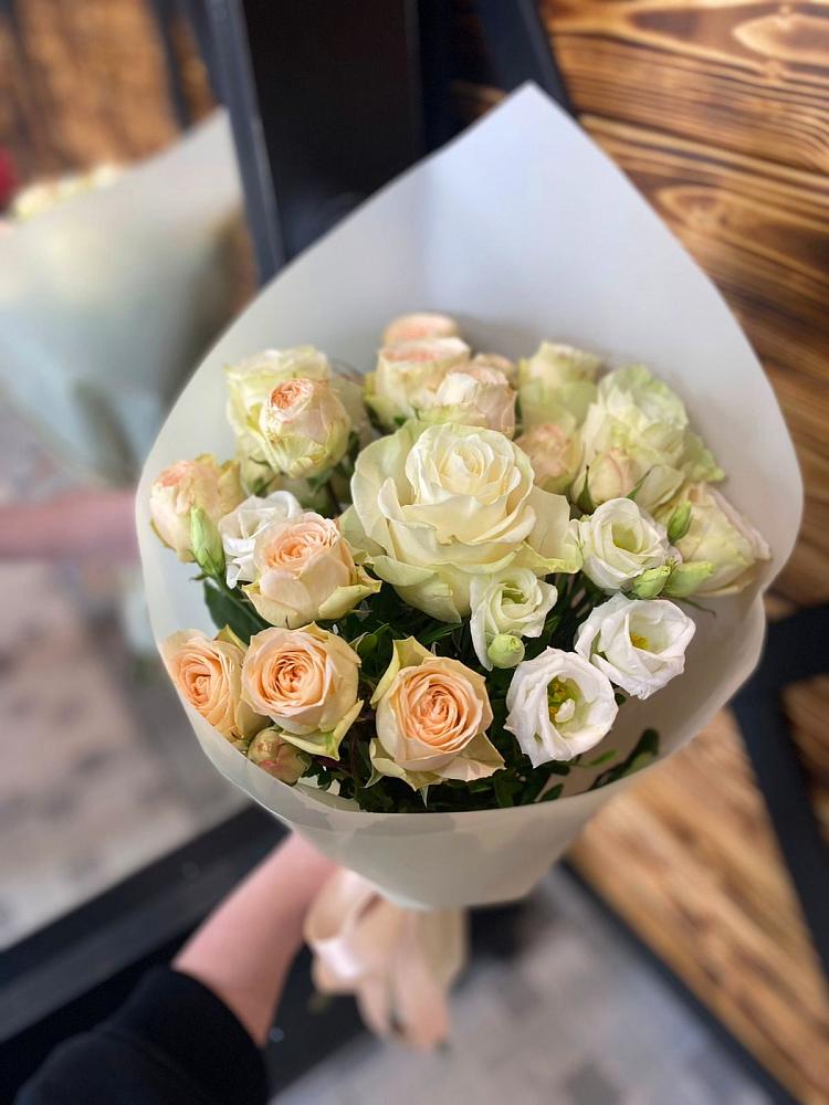 Букет цветов из: Розы и Лизиантусы в Энгельсе